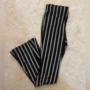 Brand: no boundaries / size: medium (7-9) / colors:black and white striped